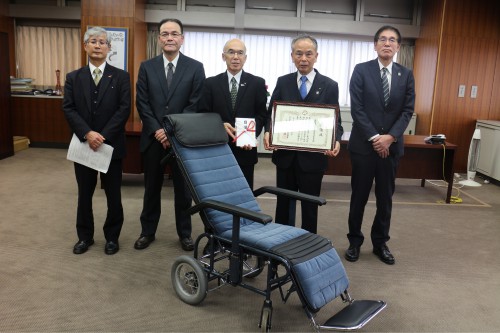 車椅子の寄贈（サイズ変更）