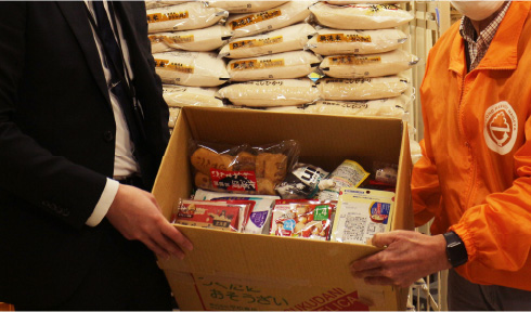 フードバンクへ食品の寄贈の写真